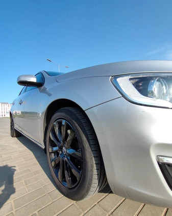 Volvo V60 cena 65000 przebieg: 99750, rok produkcji 2018 z Toruń małe 211